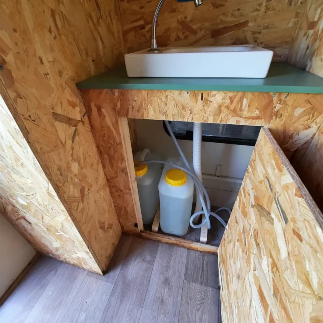 Réserve d'eau et lave main de la caravane toilette sèche Sterckeman 2006